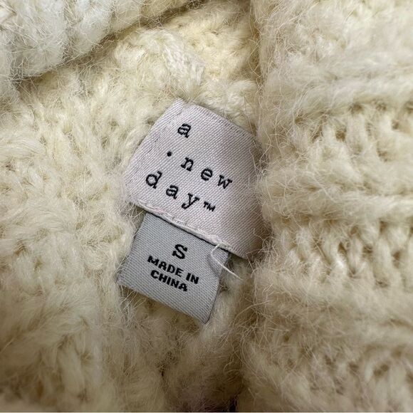 Cozy Turtleneck Women's Thick Ivory Cable Knit Sweater, NWOT, Size Small - Picture 3 of 4